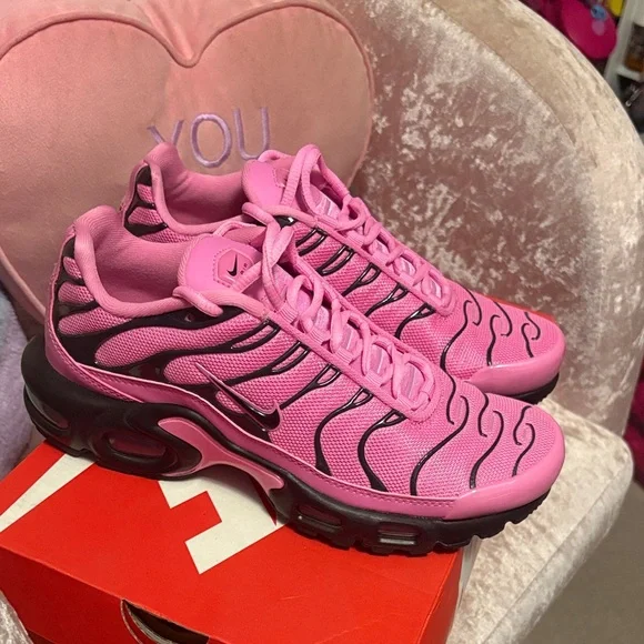 Nike Women's Pink &Black Sneakers Brand New! Size 7! - Picture 2 of 8
